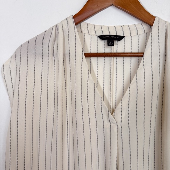 Banana Republic Ivory blouse classic v neck short sleeve pin striped size large - Picture 9 of 11